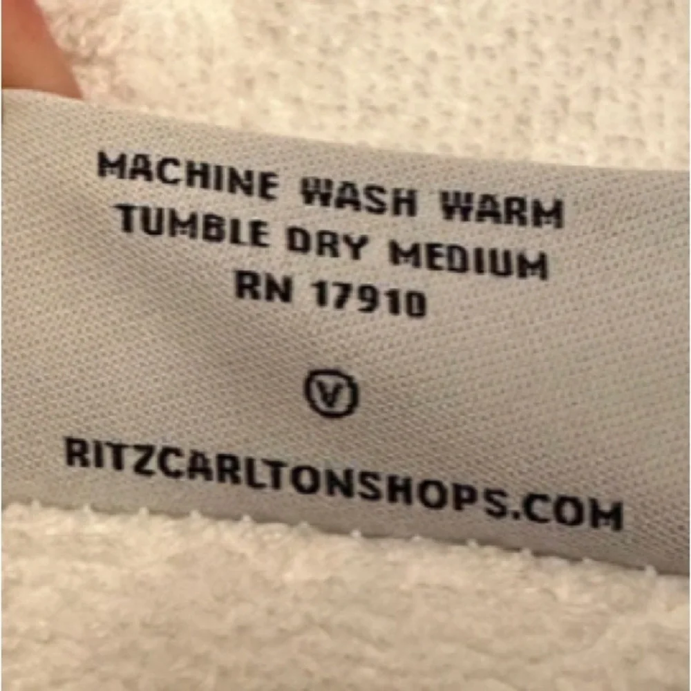 Ritz Carlton 2 bath towels - white